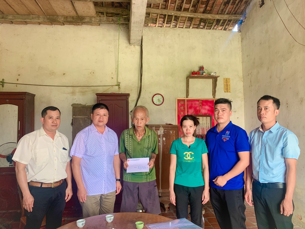 Hình ảnh lãnh đạo, cán bộ, trường tiểu học xã Tri Phương đến thăm động viên gia đình anh Lâm Văn Học