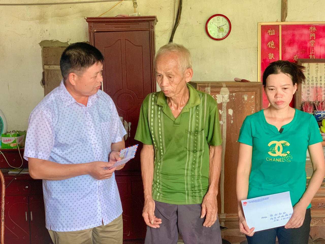 Hình ảnh lãnh đạo, cán bộ, trường tiểu học xã Tri Phương đến thăm động viên gia đình anh Lâm Văn Học