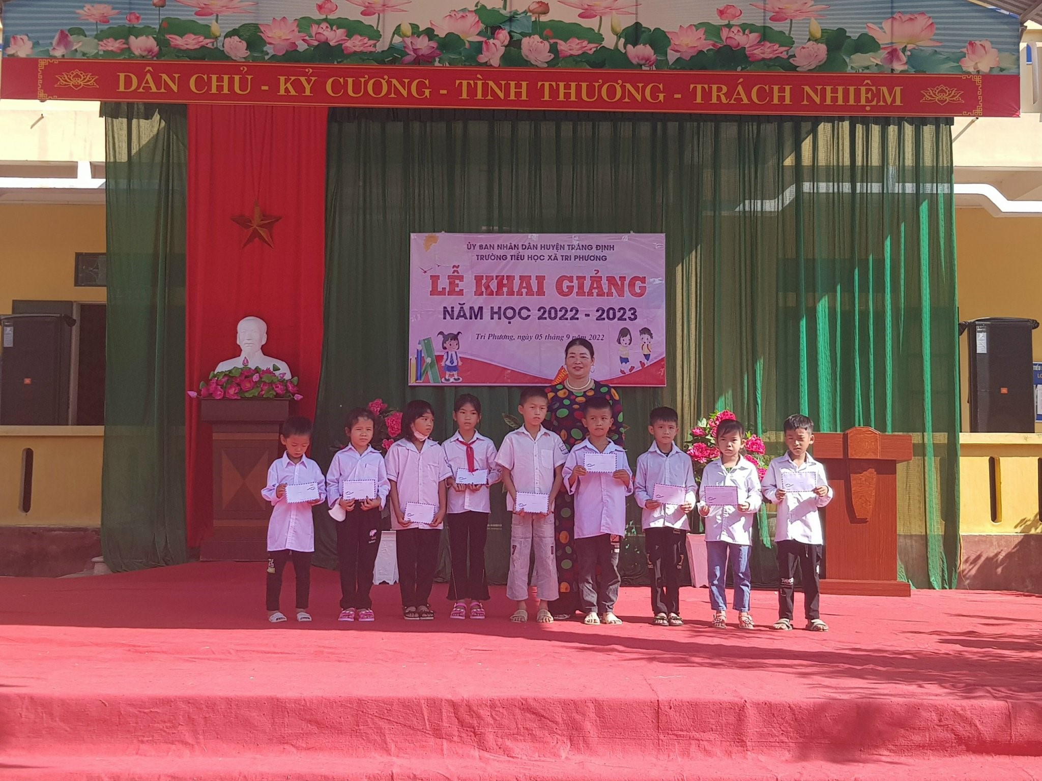 Bà La Thị Hiệp – CT Hội phụ nữ xã Tri Phương tặng quà cho học sinh nghèo vượt khó trước thềm năm học mới.